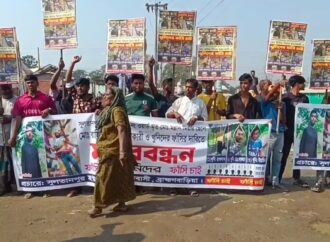 হত্যা মামলার আসামিদের ফাঁসির দাবি নিয়ে মানববন্ধন ও সড়ক অবরোধ