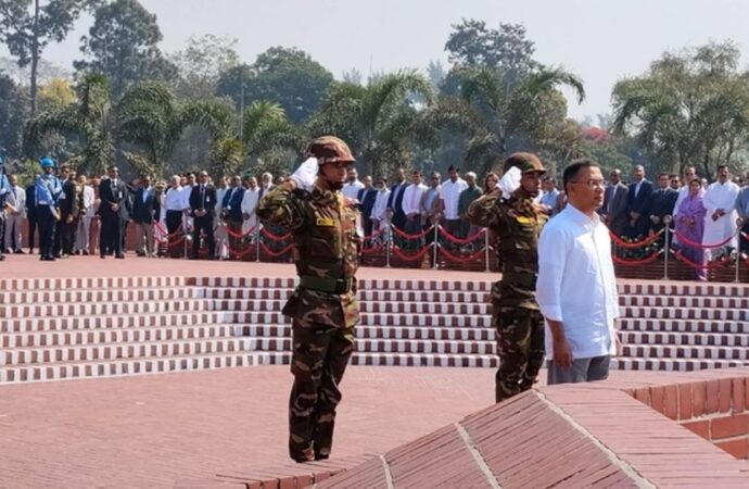 প্রধানমন্ত্রীর ফুলেল শ্রদ্ধা স্মৃতিসৌধে