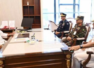 প্রধানমন্ত্রীর সঙ্গে তিন বাহিনী প্রধানের সাক্ষাৎ