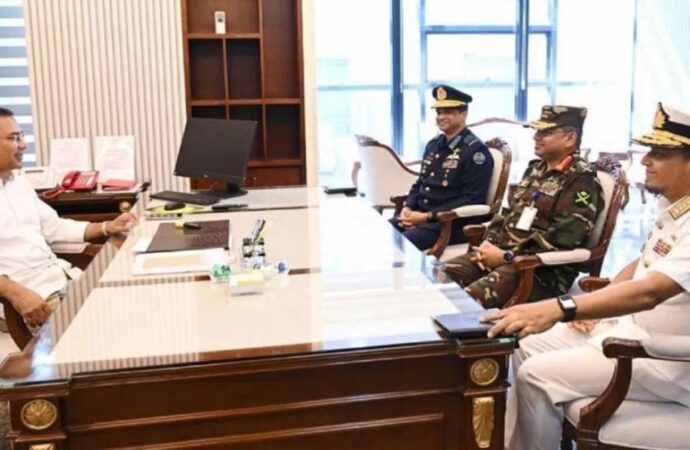 প্রধানমন্ত্রীর সঙ্গে তিন বাহিনী প্রধানের সাক্ষাৎ