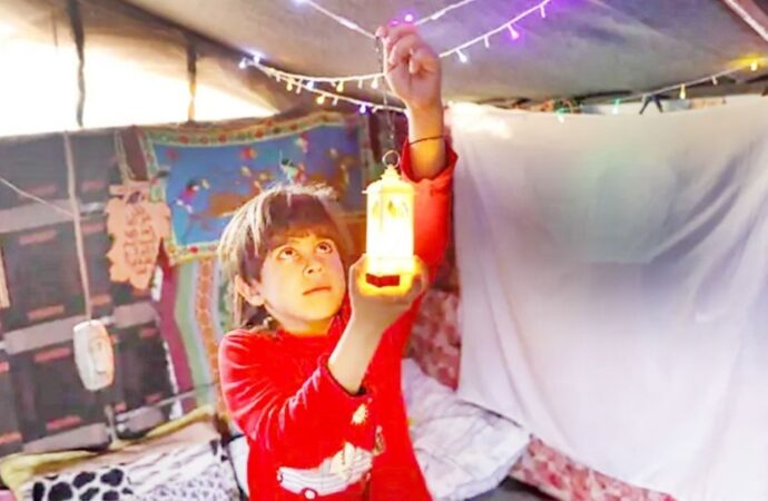 ধ্বংসস্তূপ ও খাদ্য সংকটের মধ্যেই গাজাবাসী রমজান উদযাপন করেন