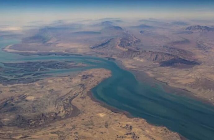 ইরানের হরমুজ প্রণালী অর্ধেক বন্ধ করে সাময়িক নিয়ন্ত্রণ