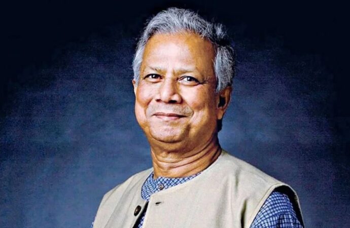 ড. ইউনূস লাল পাসপোর্ট হস্তান্তর করেছেন