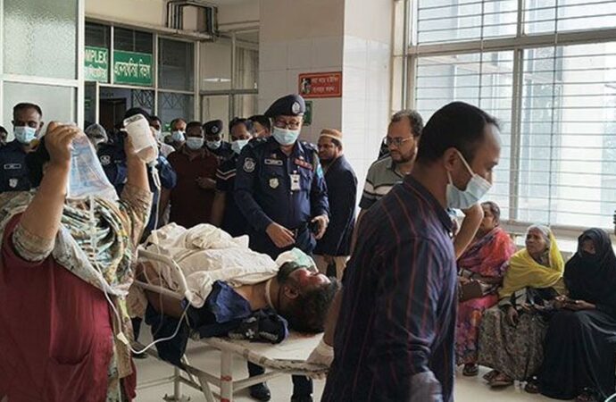 গাজীপুরে ট্রেনে কাটা পড়ে পুলিশ সদস্য আহত