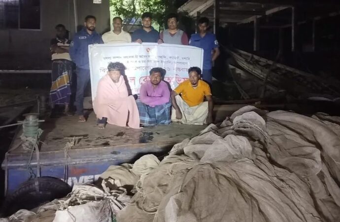 মেঘনার অবৈধ ঘেরের জাল ও খুঁটি জব্দ, আটক ৩ জেলে