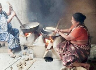 সিরাজগঞ্জের মুড়ি ভাজার কারিগররা রোজায় ব্যস্ততায় ভরে উঠছে গ্রাম