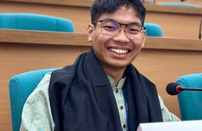 শহীদ মিনারে সাদিক কায়েম ও ফরহাদ নেতৃত্বে, অভ্যন্তরীণ কোন্দলে সরগরম ডাকসু