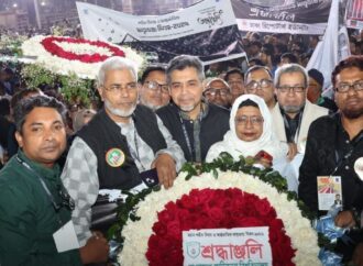 কেন্দ্রীয় শহীদ মিনারে ভাষা শহীদদের প্রতি বিএমইউ’র শ্রদ্ধা নিবেদন