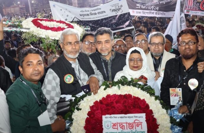 কেন্দ্রীয় শহীদ মিনারে ভাষা শহীদদের প্রতি বিএমইউ’র শ্রদ্ধা নিবেদন