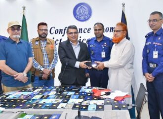নওগাঁয় ১২৬টি হারানো মোবাইল উদ্ধার, মালিকদের হাতে তুলে দিল পুলিশ
