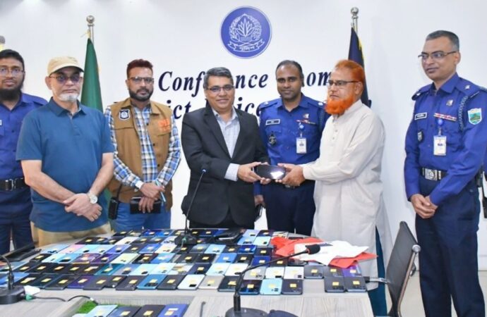 নওগাঁয় ১২৬টি হারানো মোবাইল উদ্ধার, মালিকদের হাতে তুলে দিল পুলিশ