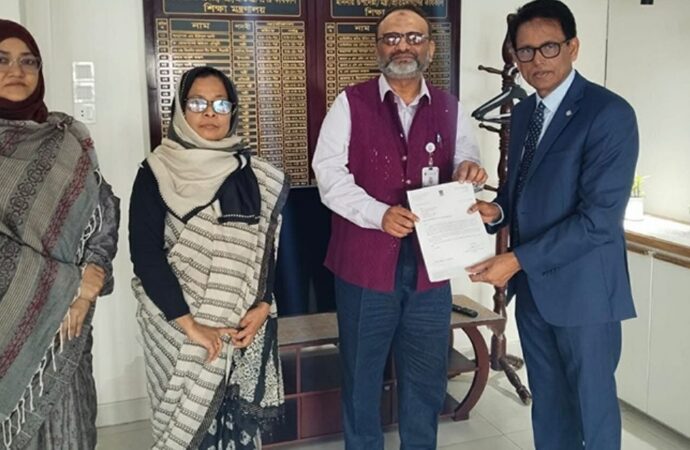 শিক্ষামন্ত্রীর কাছে ঢাবি উপাচার্যের পদত্যাগপত্র