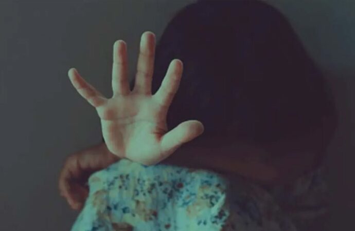 রূপগঞ্জে কাঞ্চন পৌরসভার ১২ বছরের শিশুকে ধর্ষণ ধরণা