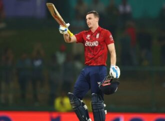 হ্যারি ব্রুকের দুর্দান্ত সেঞ্চুরিতে ইংল্যান্ডের সেমিফাইনালে পৌঁছানো