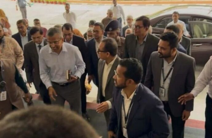 নতুন গভর্নর মো. মোস্তাকুর রহমান বাংলাদেশ ব্যাংকে যোগদান করেছেন