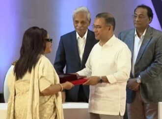 প্রধানমন্ত্রী গুণীজনদের হাতে একুশে পদক তুলে দিলেন