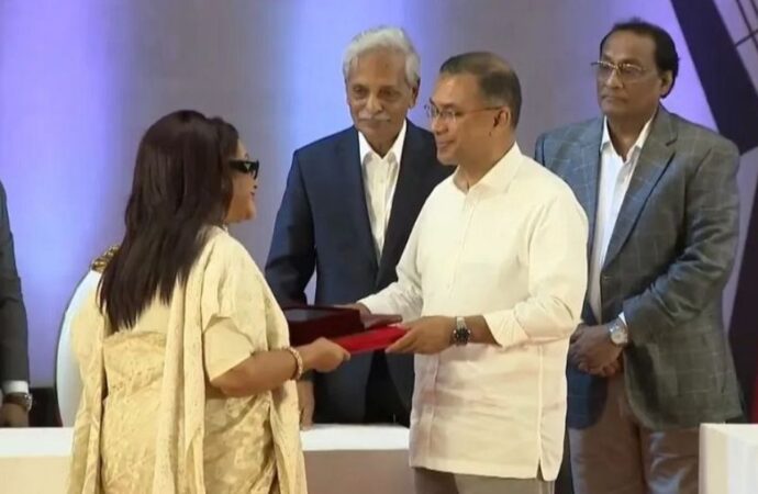 প্রধানমন্ত্রী গুণীজনদের হাতে একুশে পদক তুলে দিলেন