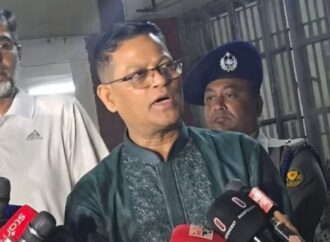 নিজের হাতে রাস্তায় নেমে অপরাধীদের কঠোর দমন কার্যক্রম শুরু