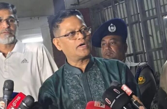 নিজের হাতে রাস্তায় নেমে অপরাধীদের কঠোর দমন কার্যক্রম শুরু