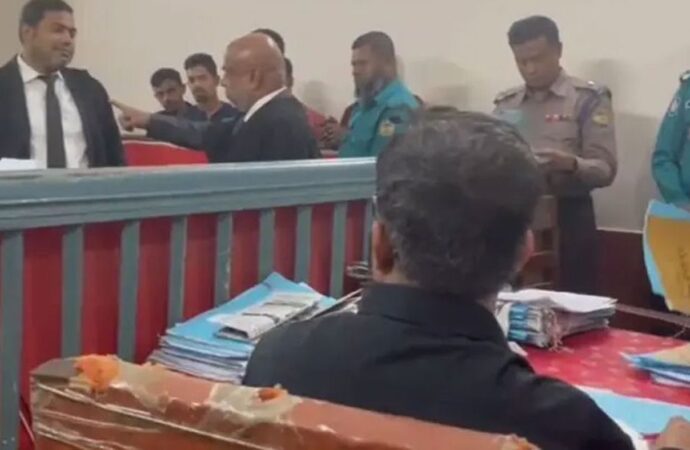বরিশালে বিএনপিপন্থী ২০ আইনজীবীর বিরুদ্ধে মামলা, আদালত ও আইনজীবীদের মধ্যে হট্টগোল