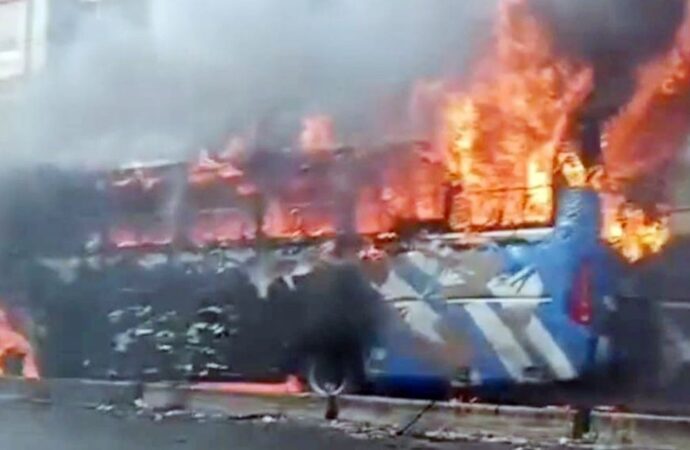 গাজীপুরে মোটরসাইকেল সংঘর্ষের পরে বাসে আগুন