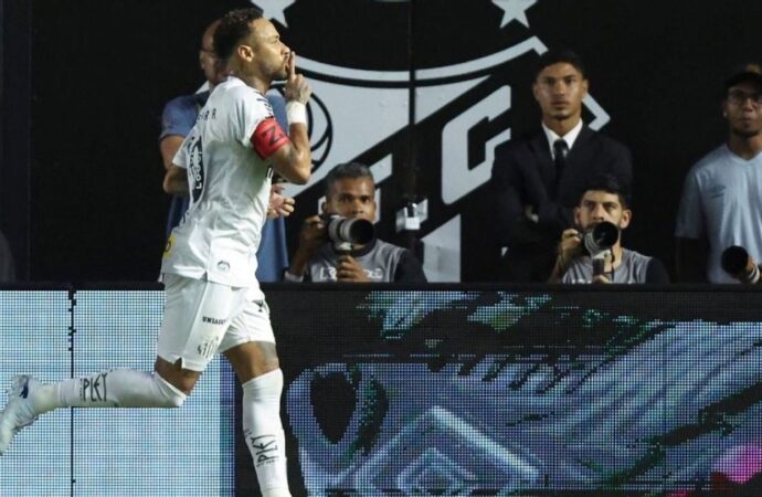 নেইমারের জোড়া গোলে জিতে ফিরল সান্তোস