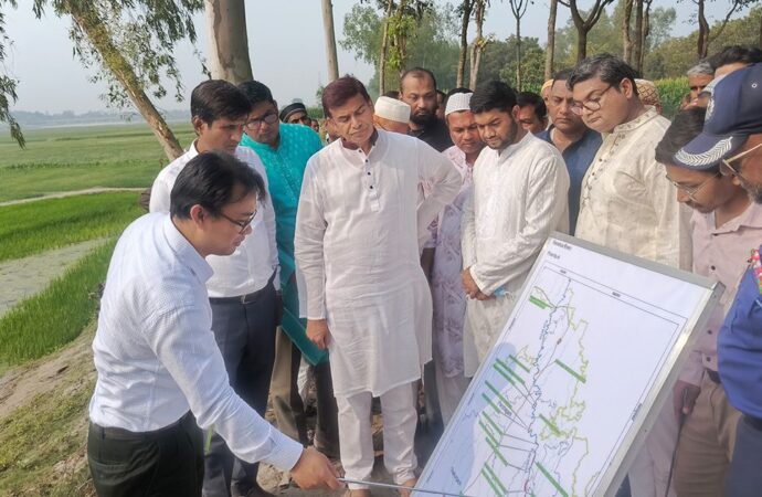 করতোয়া নদীর রক্ষায় বাঁধ নির্মাণ প্রকল্পে পরিদর্শনে প্রতিমন্ত্রী ফরহাদ হোসেন আজাদ