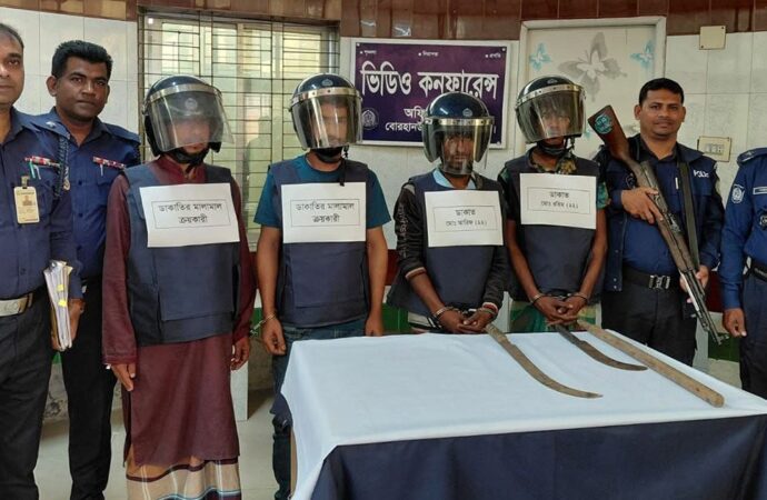 ভোলায় অস্ত্রসহ ডাকাত দলের ৪ সদস্য গ্রেপ্তার