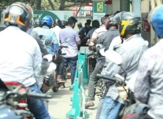 ফিলিং স্টেশনে ভিড় কমছে না, যানবাহনের লাইন দেরিতে সরছে