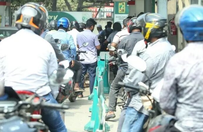 ফিলিং স্টেশনে ভিড় কমছে না, যানবাহনের লাইন দেরিতে সরছে
