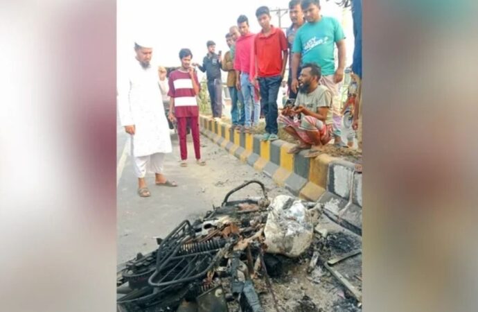 সিদ্ধিরগঞ্জে ছিনতাইকালে গণপিটুনিতে তরুণের মৃত্যু, মোটরসাইকেল পুড়ে গেছে