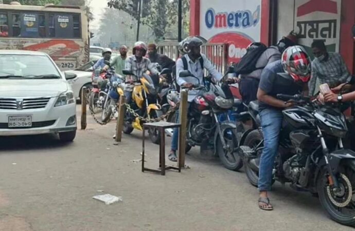 রাইড শেয়ারিং চালকদের জন্য প্রতিদিন ৫ লিটার ড্রাম তেল সরবরাহের ঘোষণা