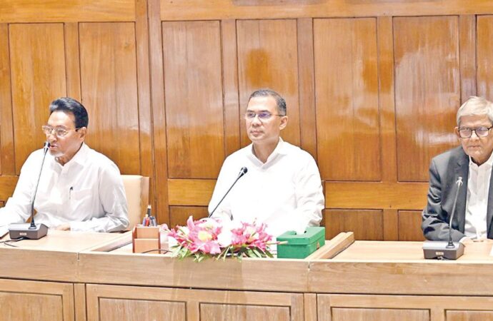 প্রধানমন্ত্রীর আহ্বান: দায়িত্বের বাইরে মন্তব্য এড়ান