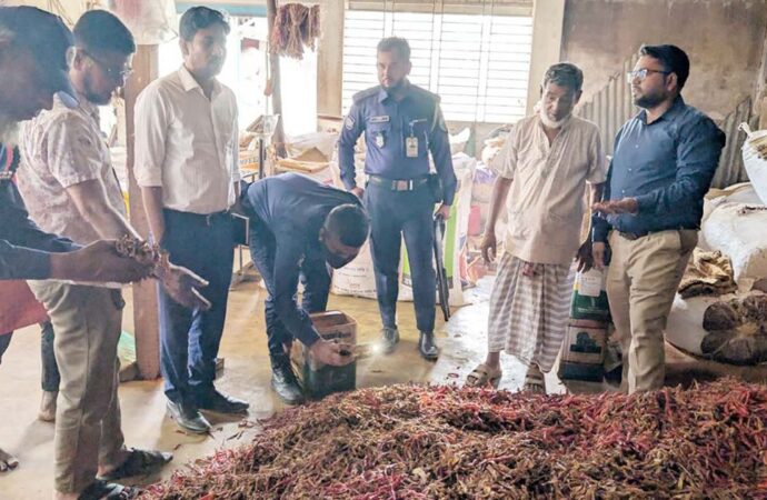 নষ্ট মরিচের মিশ্রণে মসলা তৈরিতে কুমিল্লায় জরিমানা ২ লাখ ৫ হাজার টাকা