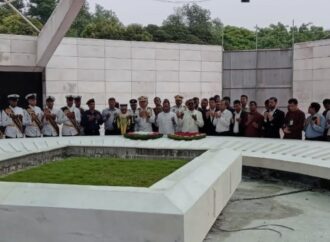 জিয়াউর রহমান ও খালেদা জিয়ার সমাধিতে স্পিকার ও ডেপুটি স্পিকারকে গভীর শ্রদ্ধা