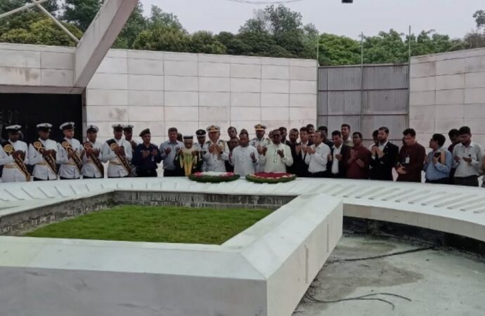 জিয়াউর রহমান ও খালেদা জিয়ার সমাধিতে স্পিকার ও ডেপুটি স্পিকারকে গভীর শ্রদ্ধা