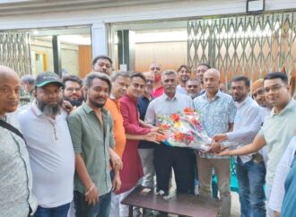 ফরিদপুর জেলা পরিষদের নবনিযুক্ত প্রশাসক আফজাল হোসেন খান পলাশকে ফুলেল শুভেচ্ছা