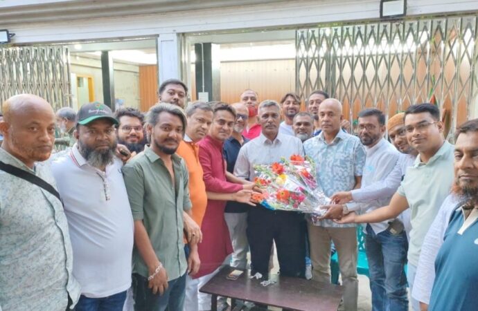 ফরিদপুর জেলা পরিষদের নবনিযুক্ত প্রশাসক আফজাল হোসেন খান পলাশকে ফুলেল শুভেচ্ছা
