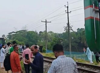 উদয়ন এক্সপ্রেসের তিন বগি রেললাইন ছেড়ে চলে গেছে, ট্রেন চলে যায় বেশ দূরে