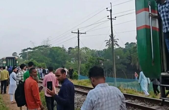 উদয়ন এক্সপ্রেসের তিন বগি রেললাইন ছেড়ে চলে গেছে, ট্রেন চলে যায় বেশ দূরে