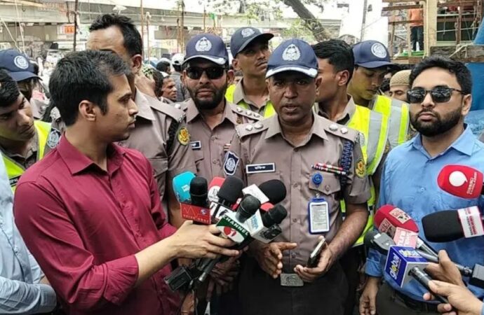 মানুষ ও যানবাহনের চলাচলে ভোগান্তি এড়াতে অভিযান চালাবে ডিএমপি
