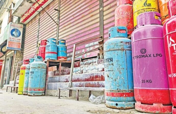 এলপি গ্যাসের দাম একলাফে বাড়ল ৩৮৭ টাকা