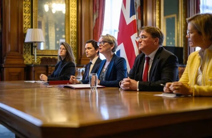 হরমুজ প্রণালির যানজট কাটাতে বিশ্বজোটের উদ্যোগ: যুক্তরাজ্যের নেতৃত্বে ৪০ দেশের সম্মিলিত প্রচেষ্টা