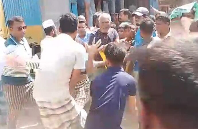 টিসিবির লাইনে দাঁড়ানোর জন্য যুবককে কুপিয়ে জখম