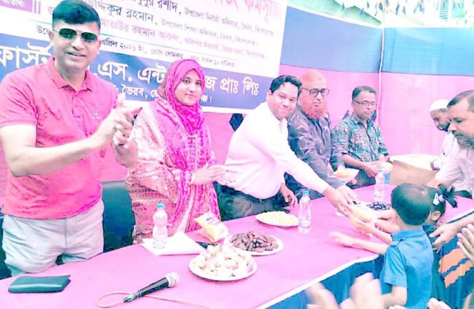 ভৈরবের প্রাথমিক শিক্ষার্থীদের জন্য পুষ্টিকর টিফিন: বনরুটি, ডিম ও কলা বিতরণ শুরু