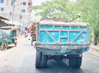 কোটালীপাড়ায় খোলা ট্রাকে ইট-বালু পরিবহন, মানুষ দুর্ব্যবহার ও ঝুঁকির মুখে