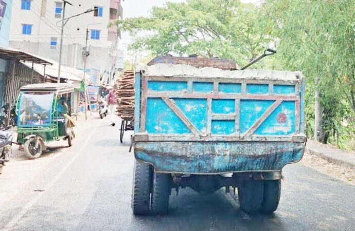 কোটালীপাড়ায় খোলা ট্রাকে ইট-বালু পরিবহন, মানুষ দুর্ব্যবহার ও ঝুঁকির মুখে
