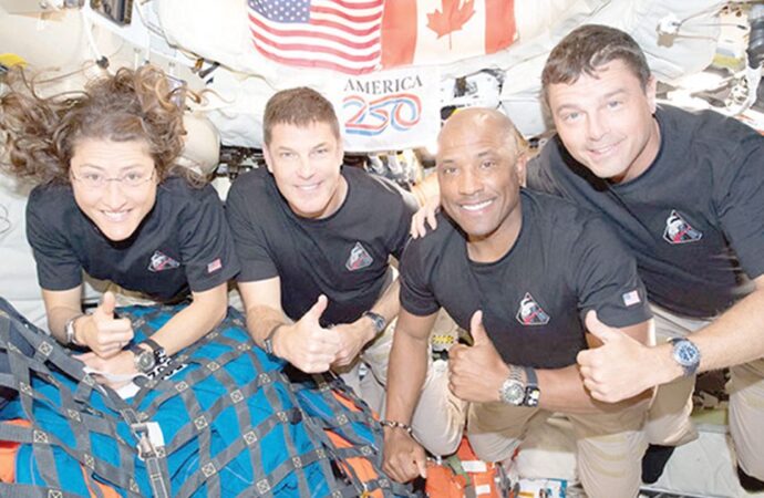 পৃথিবীতে ফিরলেন ৪ নভোচারী