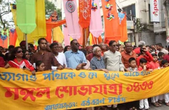 ধানমন্ডিতে পুরোনো নামে নতুন বছরের বরণে মঙ্গল শোভাযাত্রা