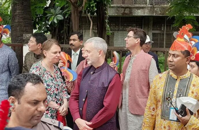 রাষ্ট্রদূতসহ বিদেশি কূটনীতিকরা বৈশাখী শোভাযাত্রা উপভোগ করেছেন